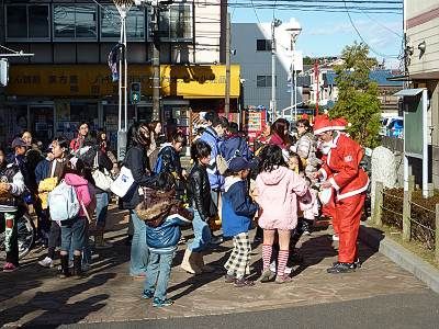 サンタはシール貼りに大忙し