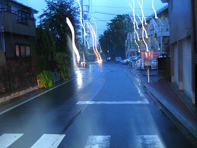 毎日がレビュー 雨降る夜の道路