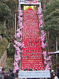 ビッグひな祭り 遠見岬神社の石段