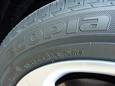12日産リーフのタイヤ