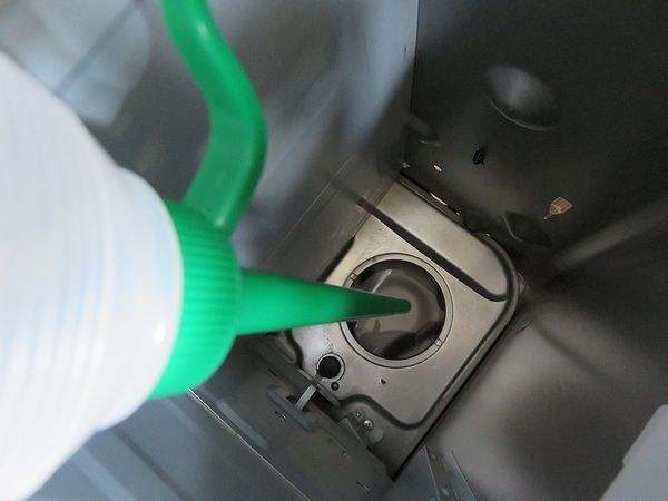 古い石油を抜き取り
