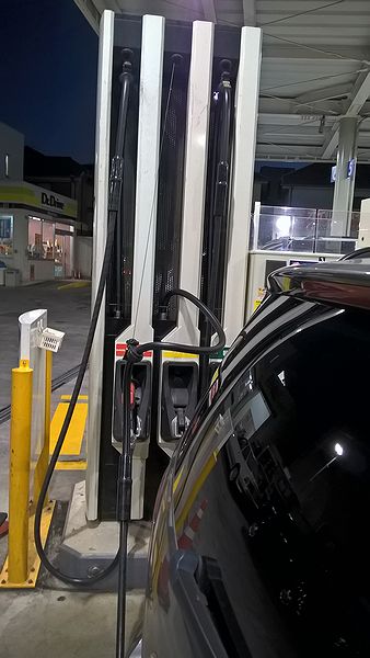 ガソリンスタンドのホース伸ばし