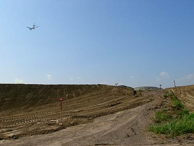 海の森の山の上には飛行機