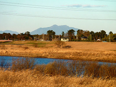 春日部市の江戸川河川敷から見た筑波山(だと思う)