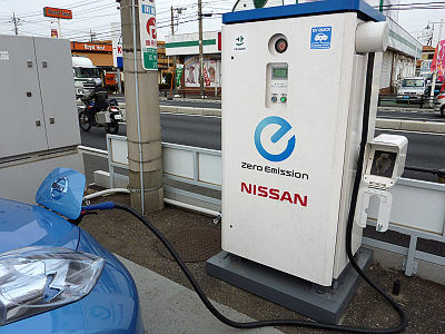 13日産リーフ急速充電中