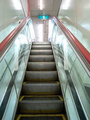 西友所沢駅前店のエスカレータ