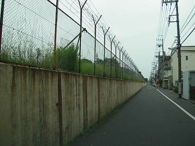毎日がレビュー 日産村山工場跡地の壁