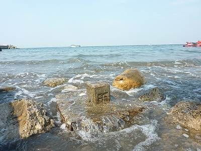 海に埋もれた富津岬の標識