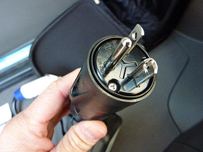 09日産リーフ充電プラグ