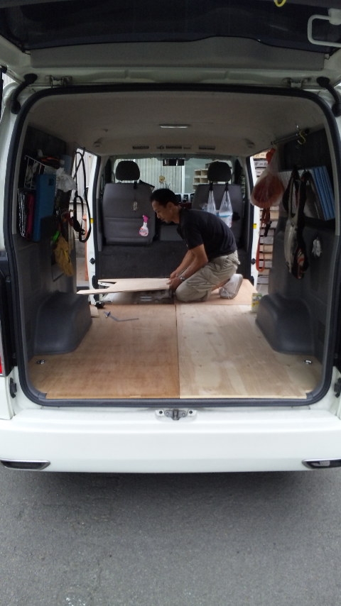 ハイエース 床貼りからのスライドレール設置 ご いんぐmyウェイ