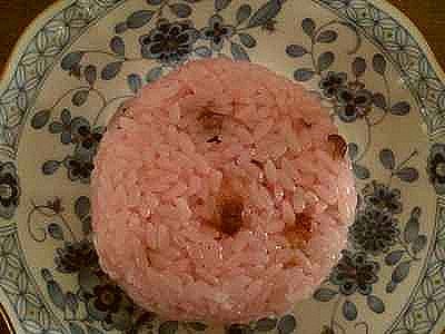 北海道のお赤飯は食紅で色をつけて 甘納豆を入れて蒸し上げるものなのです 札幌お持ち帰りのお菓子にパンにお惣菜 北海道のお赤飯は食紅で色をつけて 甘納豆を入れて蒸し上げるものなのです 札幌お持ち帰りのお菓子にパンにお惣菜