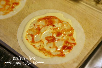 トイロイロ ***happy color life***-餃子の皮で和風モチキムチピザ