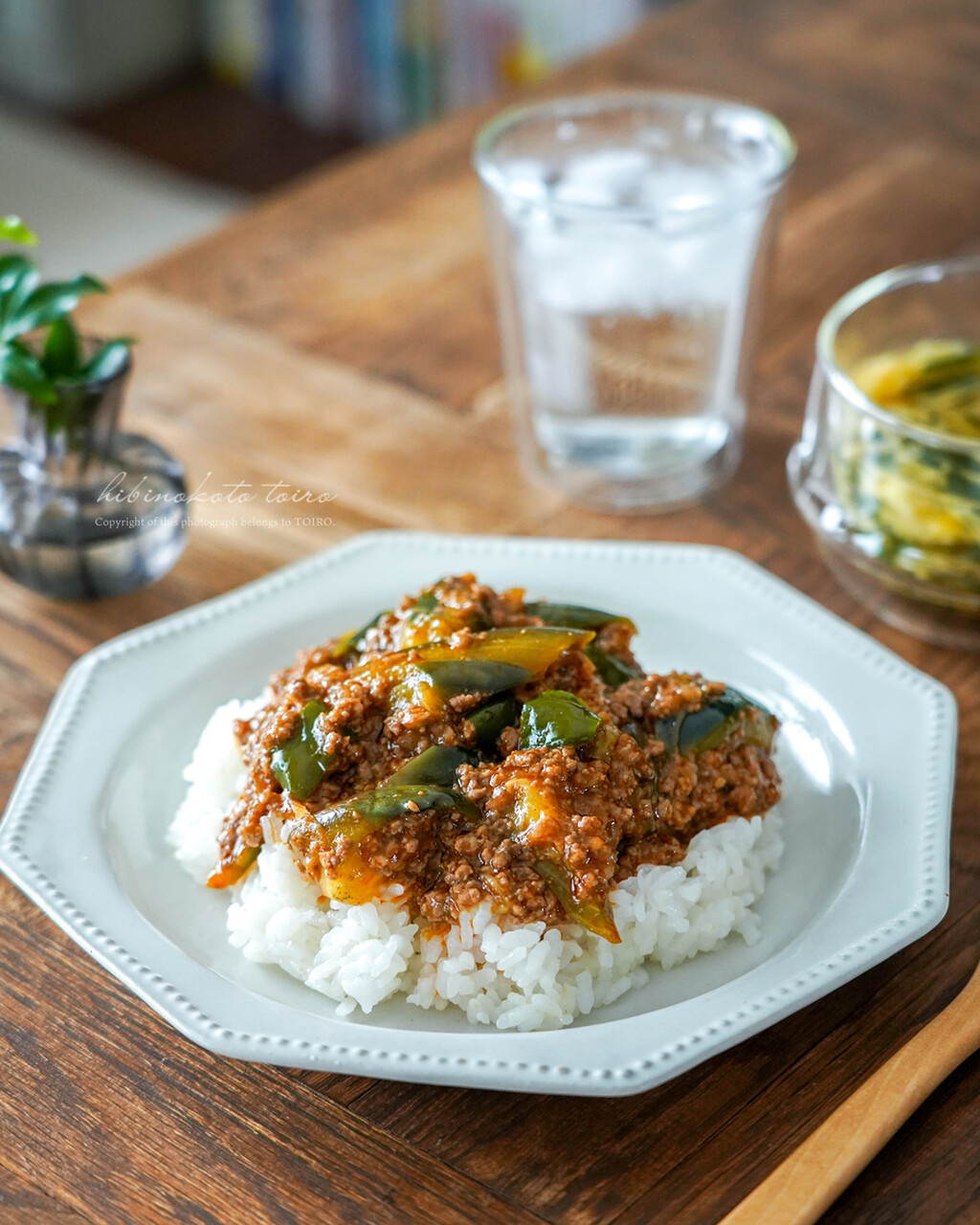 レンジ蒸しナスで作るジューシーな麻婆ナス丼（レシピ） : トイロ公式