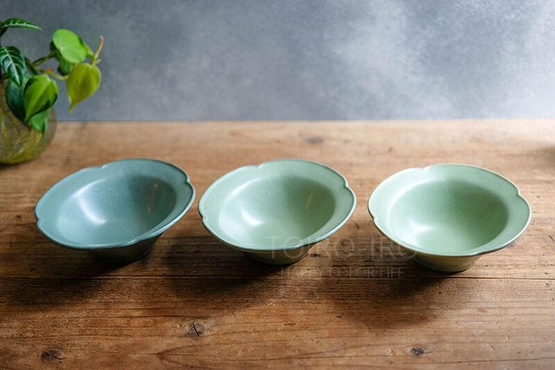 陶器受け皿二種。取り敢えずお出し品。ご指示下さい 陶器受け皿二種。取り敢えずお出し品。ご指示下さい