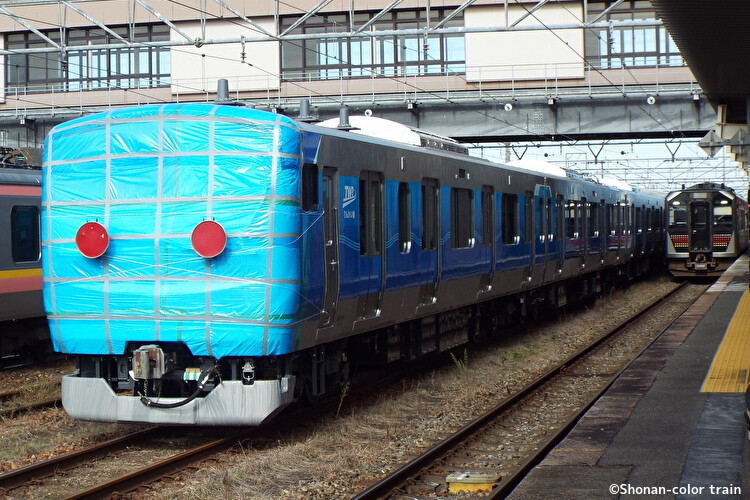 鉄道写真 青白いトーン 高品質印刷 カーブを曲がる山陰本線のキハ47系観光列車みすゞ潮彩