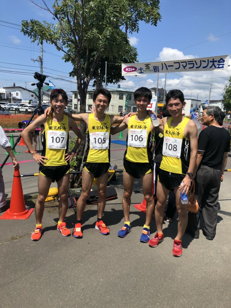 東京経済大学陸上競技部メールニュース19 9 19 7 28 第54回対明治学院大学定期対校戦 結果 7月7日 大井競技場 選手宣誓 星野 100m 武本 優勝 大会新 Mvp 右から三番目 走高跳 岡田 優勝 新人賞 優勝杯授与 総合成績 対校結果 １位 ２位 東京