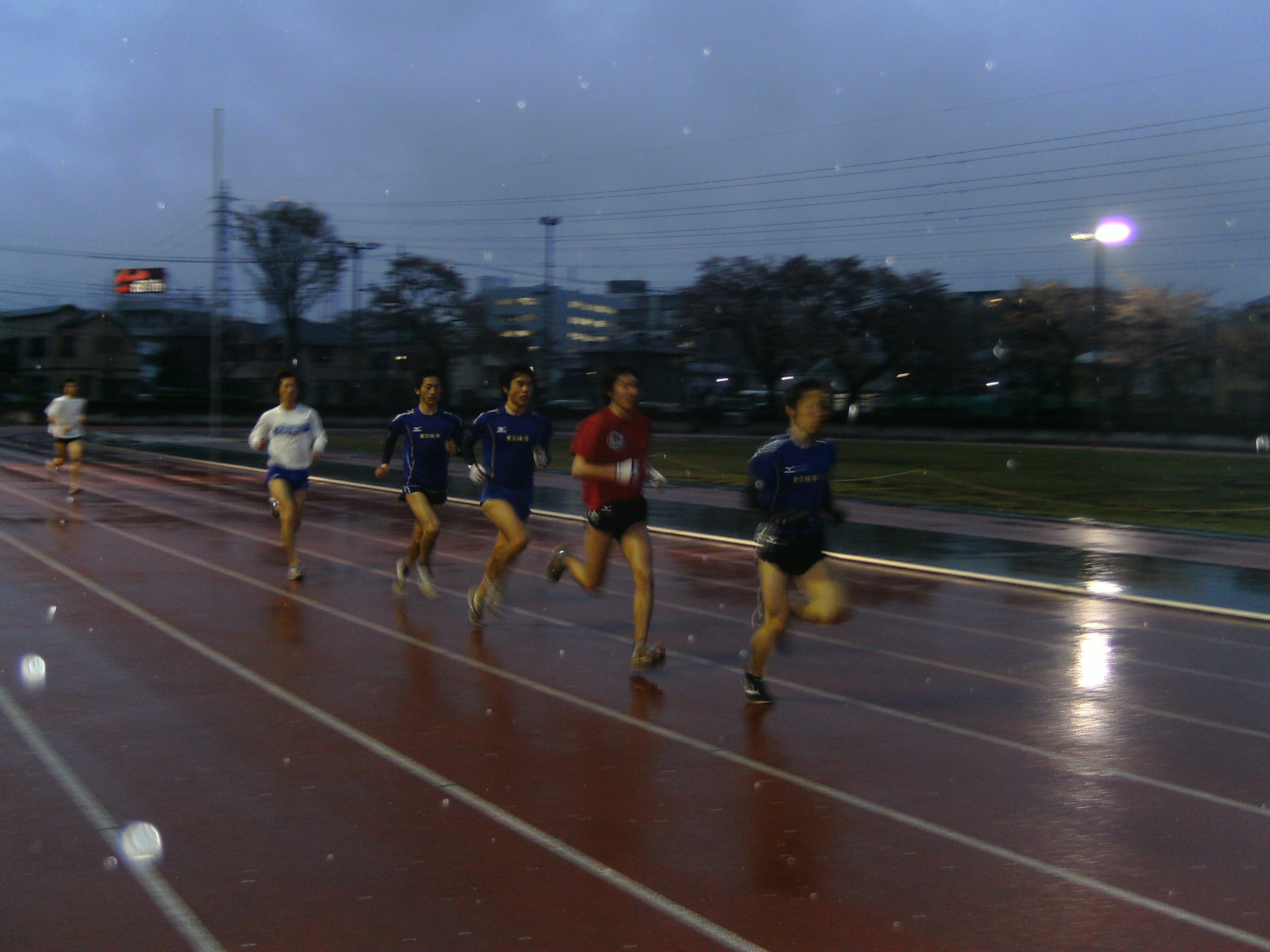 雨に負けるな トラック練習 4月12日 東京経済大学体育会陸上競技部 コーチ日誌