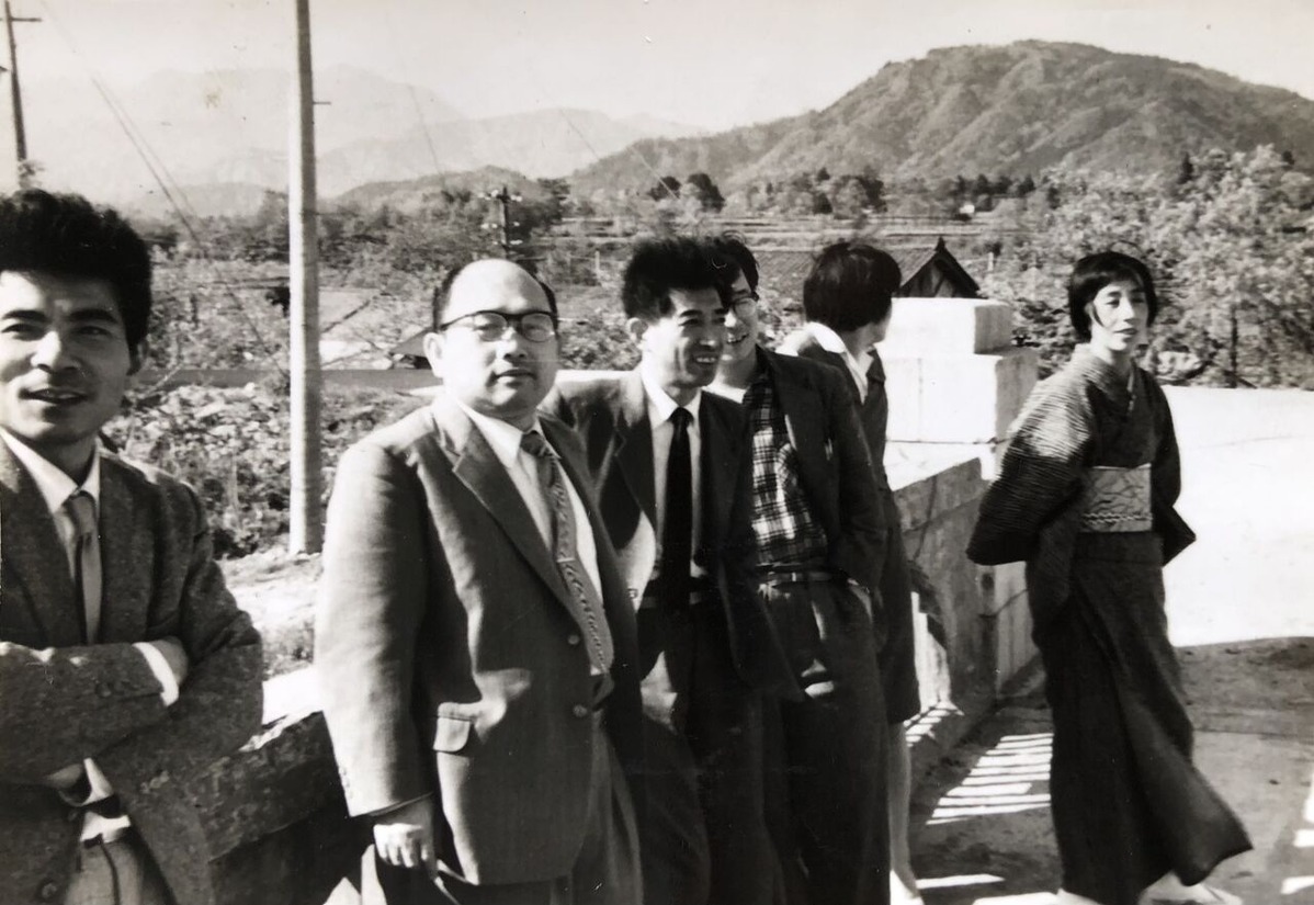 006左から2番目中西氏、その隣中村一郎氏、一番右瑛九夫人(都さん)