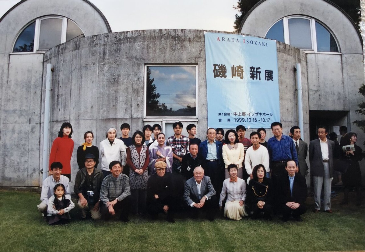 007「磯崎新展」(1999)磯崎氏を囲んでの集合写真
