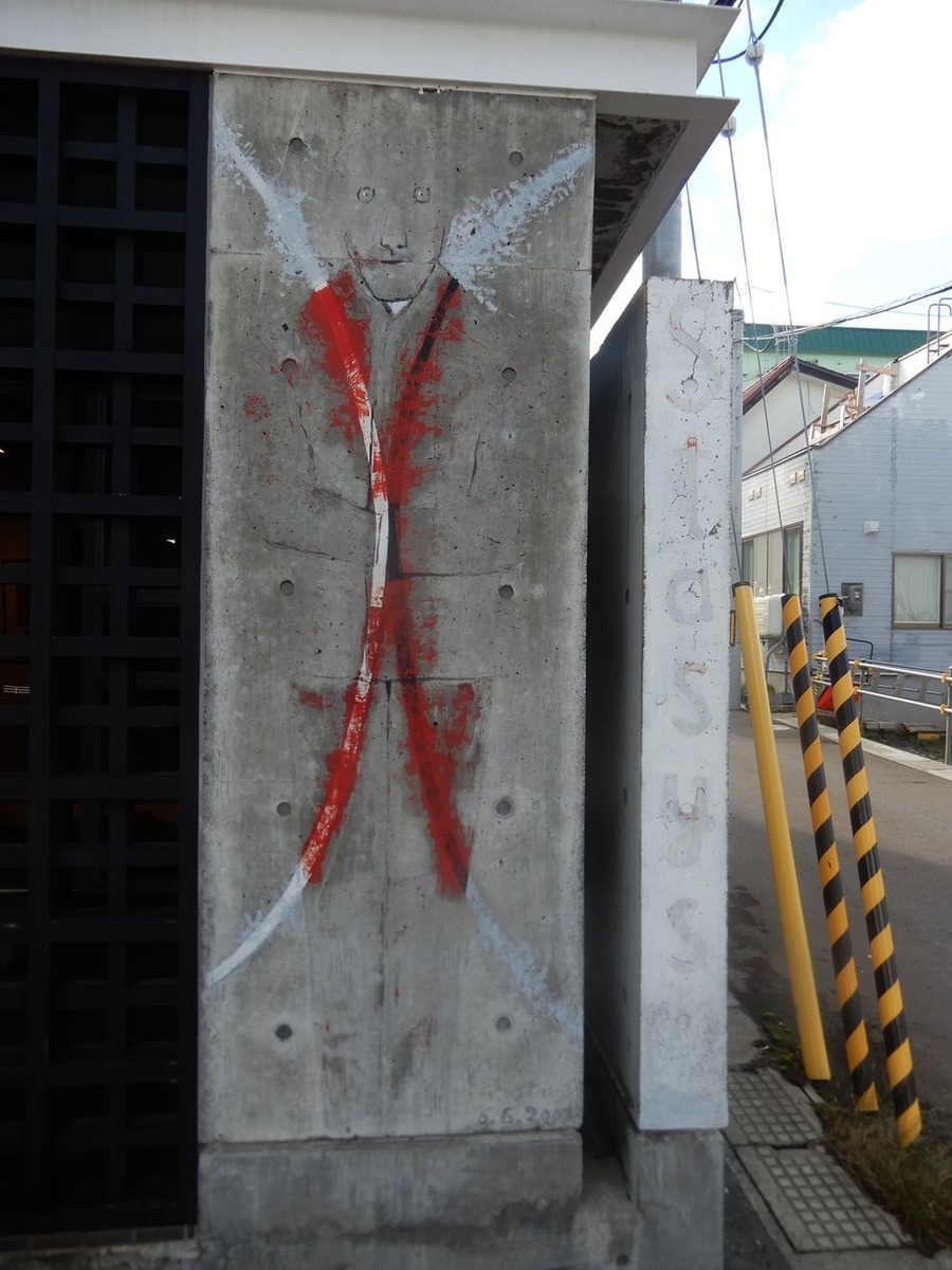 図9森ヒロコ・スタシス美術館の入口壁画(スタシスによる)