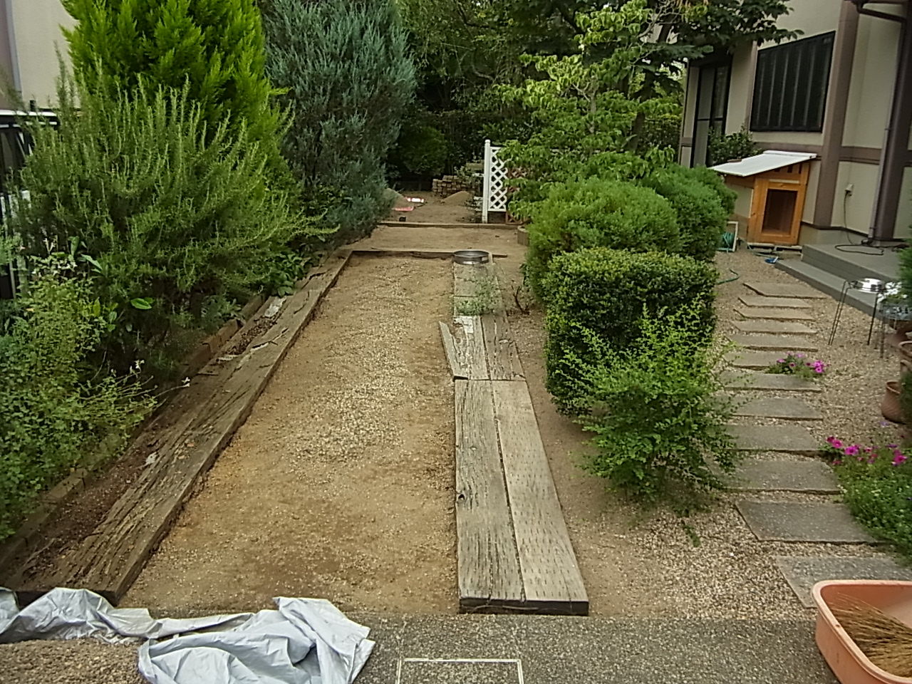 京都市内でお庭の通路工事と除草作業などをしました 京都市右京区の植木屋 土岐造園の現場日誌