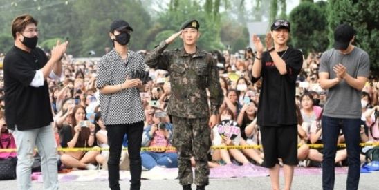 速報 Super Junior ウニョク 本日除隊 メンバーに迎えられて笑顔で登場 韓国チケット代行 Toktourのblog