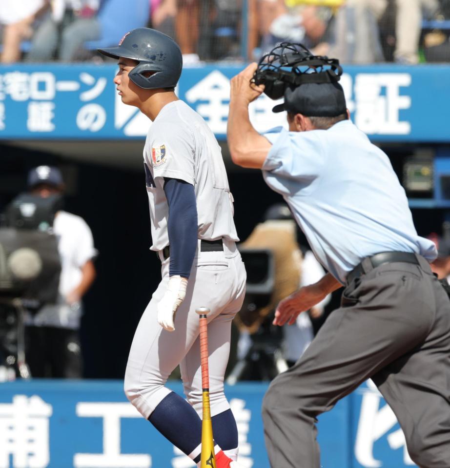 神奈川ライバル頂上決戦で騒然　横浜・奥村頼人が死球にバットたたきつけ感情あらわ　球審が制す