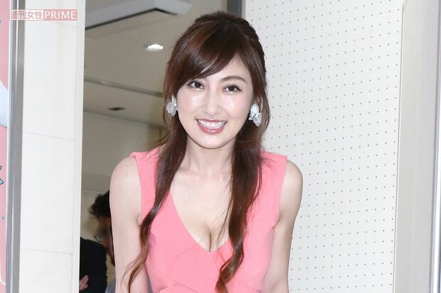 熊田曜子、コート脱ぎ捨てピンクのビキニ姿に！美ボディー披露！水着で会場を沸かせる