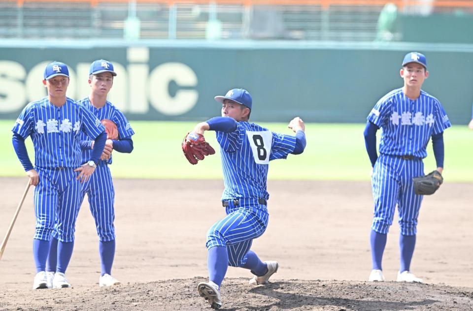 【高校野球】“ド派手ユニホーム”が甲子園に降臨　栃木覇者の青藍泰斗に視線集中