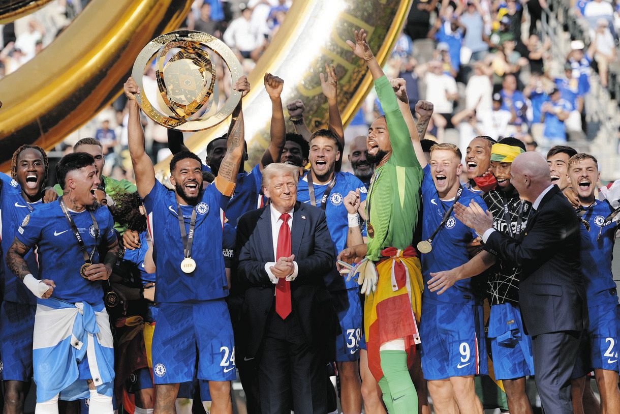 【サッカー】トランプ大統領、『ど真ん中』に居座る！空気を読めない“奇行”にチェルシーの選手も困惑