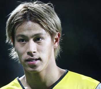 本田圭佑 お団子ヘアを披露 トリプレッタnews