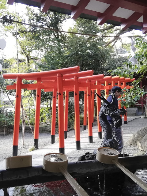 ⑩手水舎で清める