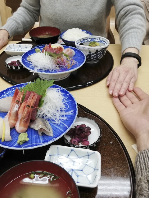 ③市民食堂で海鮮定食を取る