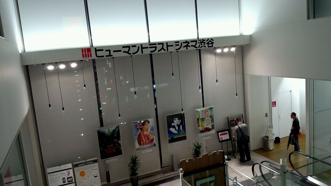 ヒューマントラストシネマ渋谷・エスカレーターエントランス