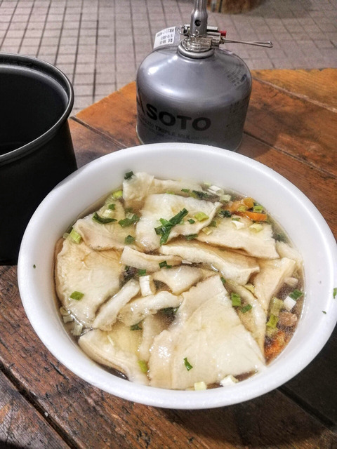 大間キャンプ場で八戸せんべい汁