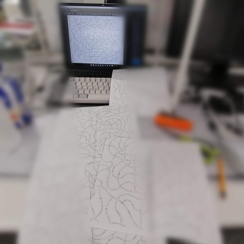 デスクの汚さには突っ込まないでください