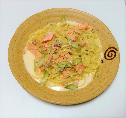 鮭とアスパラのクリームパスタ