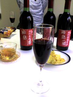 会議室の酒盛り……