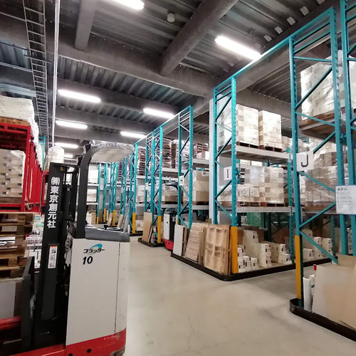 フォークリフトと倉庫