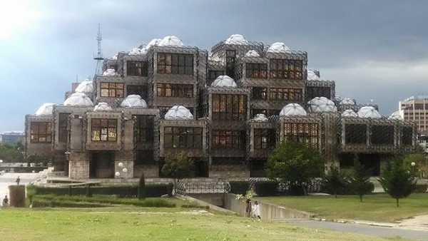 写真3_コソボの図書館