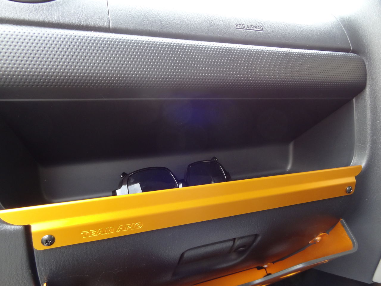 APIO(アピオ) スズキジムニー インパネトレーストッパーレッド (JB23-5型以降/JB43-4型以降 ) 4027-20R インパネトレーストッパー | ジムニー専門店アピオ