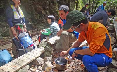 0宮之浦3大株歩道入り口で昼食400