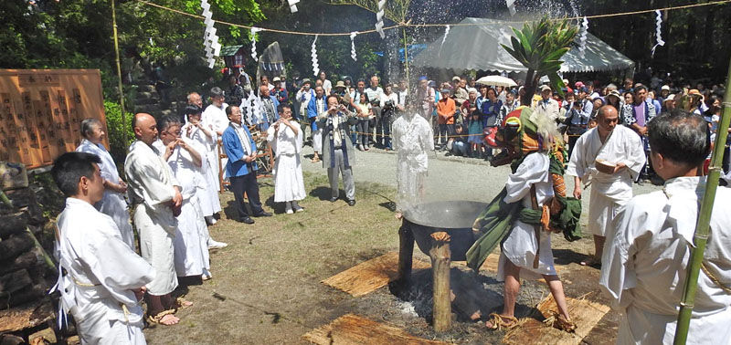 0湯を笹に着け振り上げて周囲に散らす800