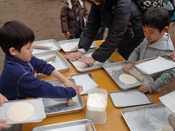 ピザ生地伸ばし_350