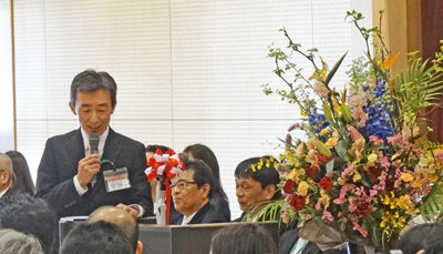 0担任紹介をする校長400