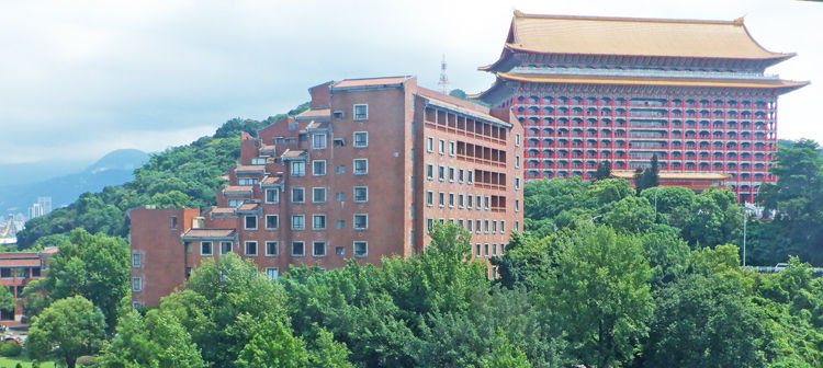 0高速からみたホテル700