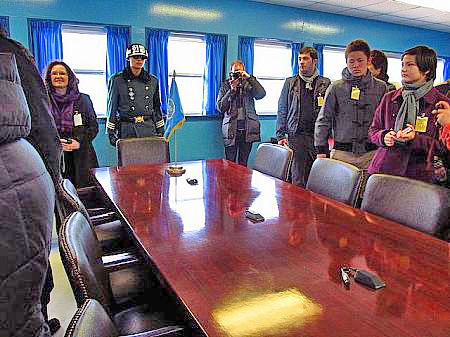 本会議場内部2450