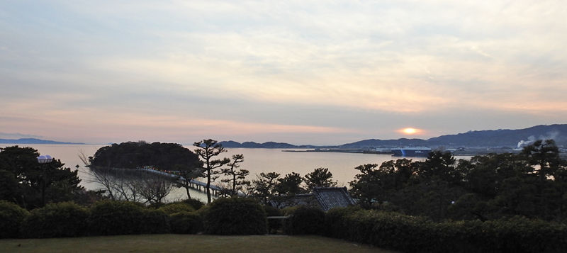 0部屋から望む夕日と三河湾700