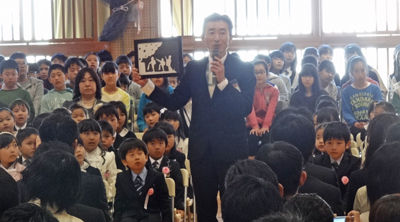0児童・父兄に挨拶する校長400