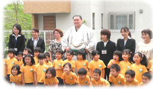 横綱と園児たち300